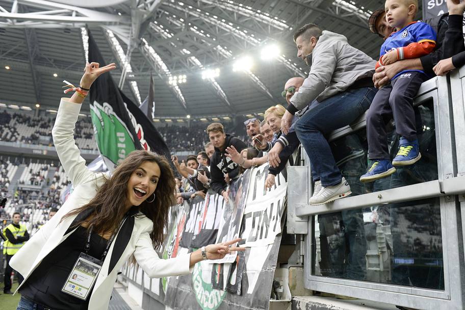 Bella atmosfera allo Juventus Stadium. E bella anche Laura Barriales, volto di JC, che carica la folla prima del match col Palermo. Lapresse